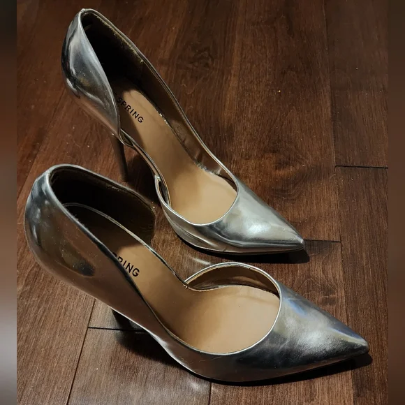 Silver Heels - Picture 1 of 6